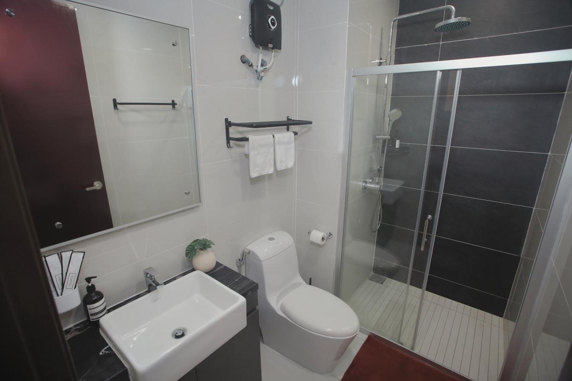 Danga Bay - 2br Timber Lounge - Dryer - Netflix Apartemen
